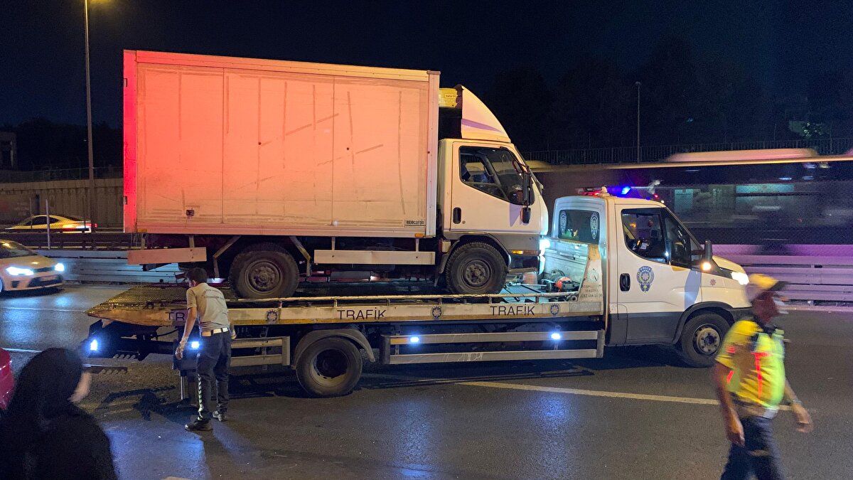 Çarpmanın etkisiyle savrulan otomobil, yol kenarındaki elektrik direğine çarparak durdu. Kaza sonrası elektrik direği devrildi. 