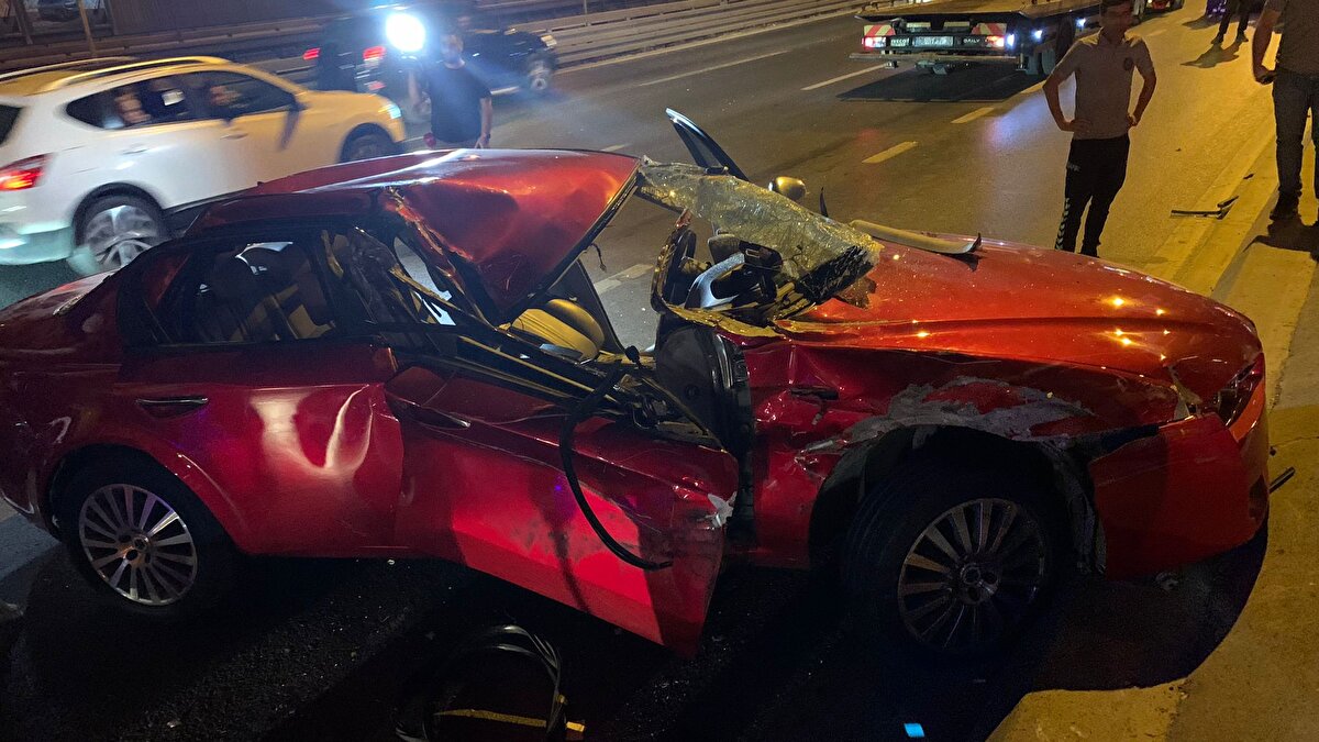 Otomobil sürücüsü A.G. yara almazken, yanında bulunan K.G. isimli kişi araçta sıkıştı. Yoldan geçenler bir yandan yardıma koşarken, diğer yandan da durumu polis, itfaiye ve sağlık ekiplerine haber verdi. Kısa sürede olay yerine gelen itfaiye ekipleri otomobilde sıkışan K.G.'yi kurtarmak için çalışma başlattı. Bu sırada polis ekipleri ikinci bir kaza yaşanmaması için yolda önlem aldı. İtfaiye ekipleri otomobilden çıkardığı yaralıyı sağlık ekiplerine teslim etti. Sağlık ekiplerinin ilk müdahalesinin ardından K.G. hastaneye kaldırıldı.