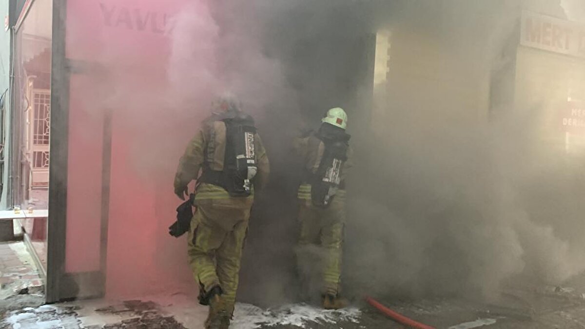 Ekiplerin yangına müdahalesi sürüyor.<br><br>