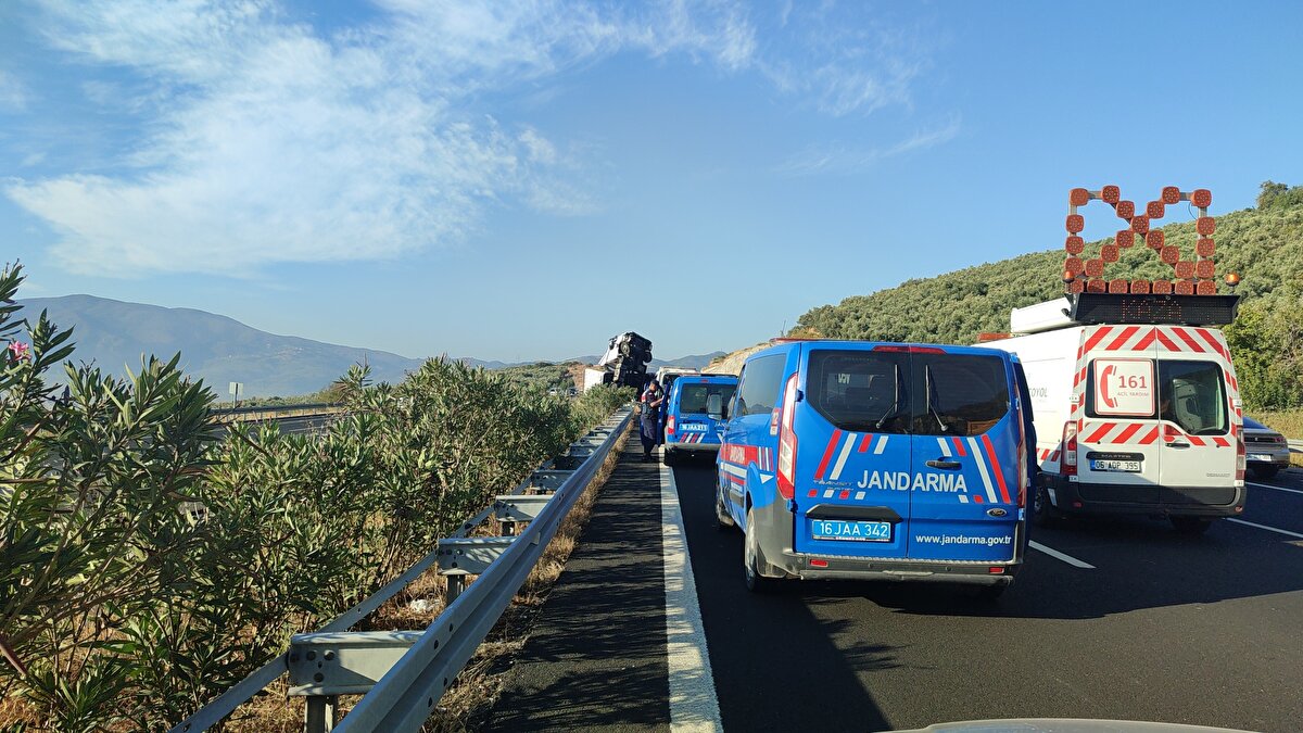 Karayolları çalışanları yola saçılan enerji içeceklerini topladı; TIR, vinçle kaldırıldı. Kazayla ilgili soruşturma başlatıldı.<br><br>