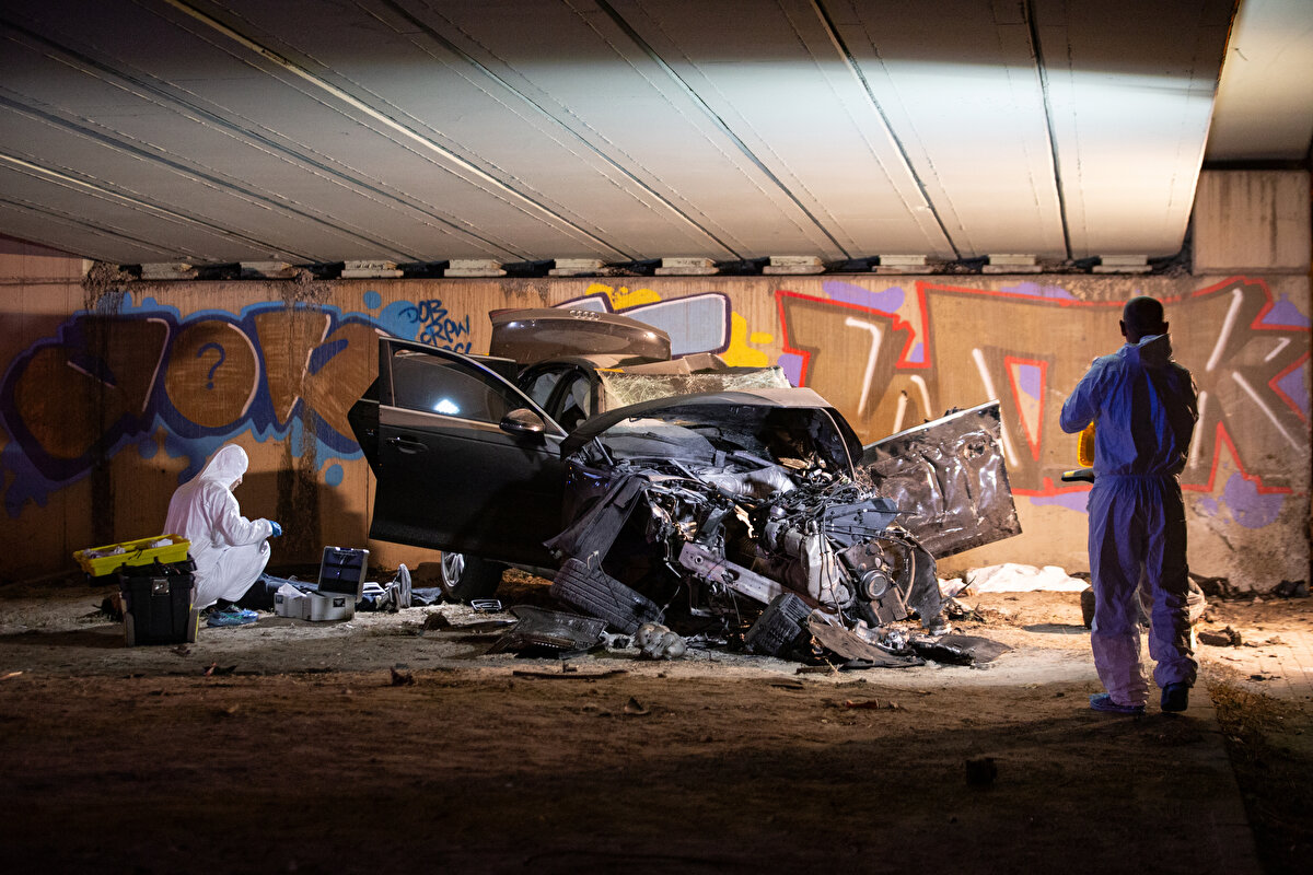 Merkez Mahallesi Mehmet Akif Caddesi'nde Güngören istikametinde seyreden, sürücüsünün kimliği öğrenilemeyen otomobil, tramvay köprüsünün duvarına çarptı.<br><br>