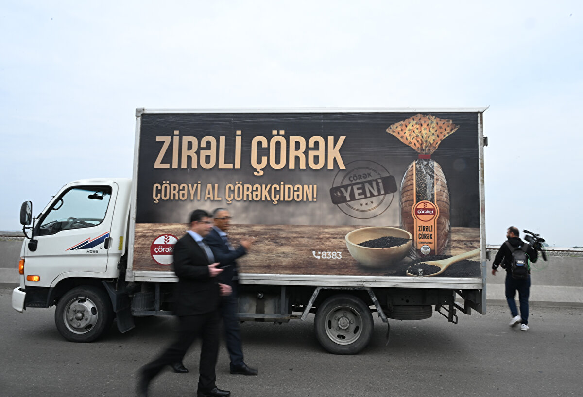 Bu talep doğrultusunda Azerbaycan Olağanüstü Haller Bakanlığınca hazırlanan insani yardımları taşıyan 2 tır ve 2 kamyon Ağdam şehrine doğru yola çıktı.<br>