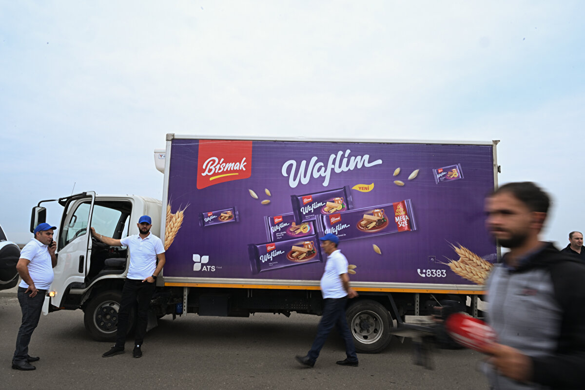 40 ton gıda ve temizlik ürününün yanı sıra ekmek de taşıyan araçlar Ağdam`dan geçerek Ermeni nüfusun yaşadığı Hankendi şehrine ulaşacak ve yardımlar bölgedeki ihtiyaç sahiplerine dağıtılacak.<br>