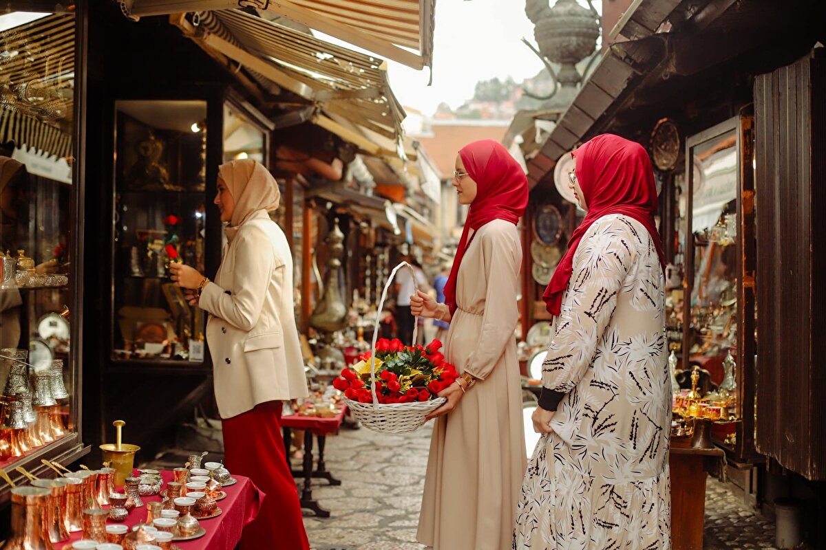 Saraybosna İslam Birliği Meclisi tarafından bu yıl 19'uncusu düzenlenen etkinliğin başkentteki tarihî Başçarşı Camii önünde gerçekleşen açılış programına çok sayıda kişi katıldı.