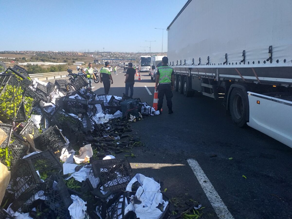 Kaza nedeniyle yola savrulan sebzeler trafiğin aksamasına neden oldu. Yaralanan kimsenin bulunmadığı kaza nedeniyle otoyolun İstanbul istikametinde uzun araç kuyrukları oluştu.<br><br>