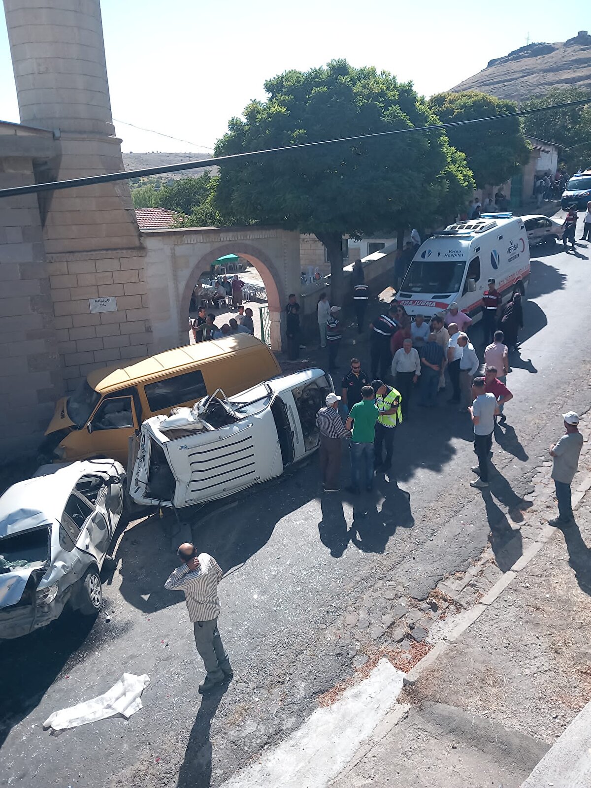 Kazada, minibüs sürücüsü M.A. ile yaya M.D. ve P.Y. yaralandı, 6 araçta maddi hasar meydana geldi.