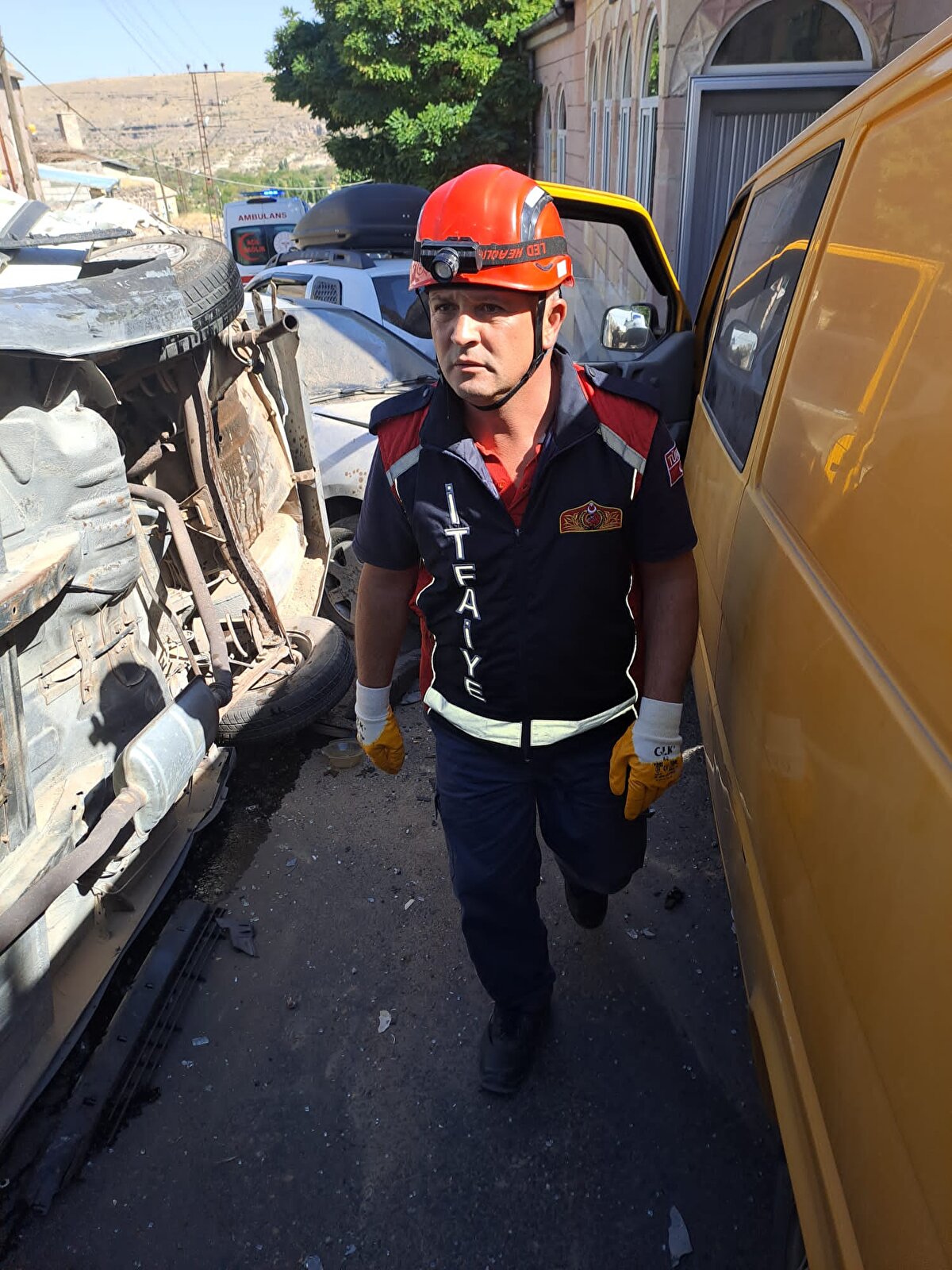 Kaza, saat 15.30 sıralarında Ürgüp ilçesi Aksalur Mahallesi Cami Sokak'ta meydana geldi. M.A.'nın direksiyon hakimiyetini kaybettiği, plakası öğrenilemeyen minibüs, park halindeki 6 araca ve yol kenarında yürüyen yayalara çarptı.