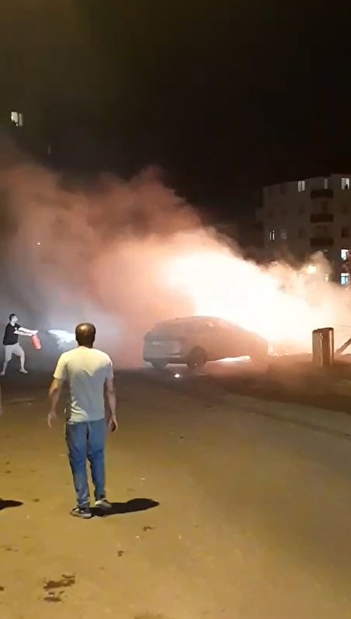  Yangın olay yerine gelen itfaiye ekipleri tarafından söndürüldü. Olay yeri inceleme ekipleri, yangının çıktığı alanda incelemelerde bulundu. 