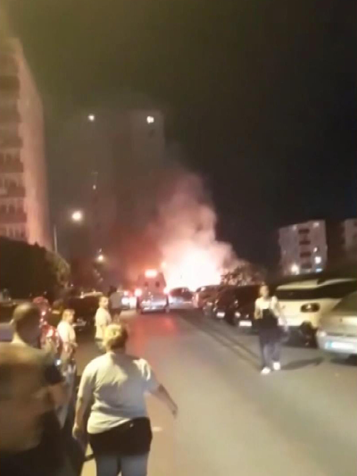  Arazideki otların alev aldığını gören çevre sakinleri, durumu itfaiyeye haber verdi. 