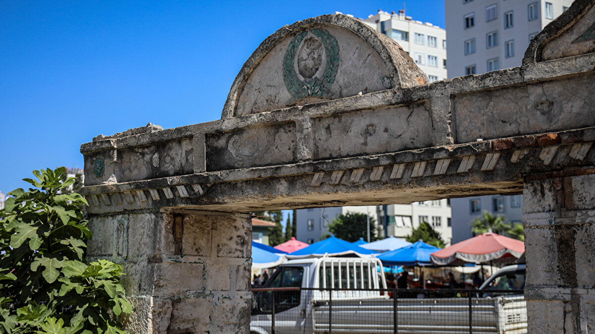 'KAPI HALA HAYATIN İÇERİSİNDE AYAKTA DURUYOR'<br>Tarihi kapıyla ilgili bilgi veren araştırmacı ve yazar Boran Eser Kavaz, “Bu kapı Antalya'da şehrin içinde pazar yerinin ortasında kalmış. Yakın zamana kadar çevresindeki tel örgü de yoktu. Osman Ağa'nın bahçesinin kapısı. Atatürk Antalya'ya geldiğinde narenciye ile ilgili çalışmalar yaparken burayı da geziyor.