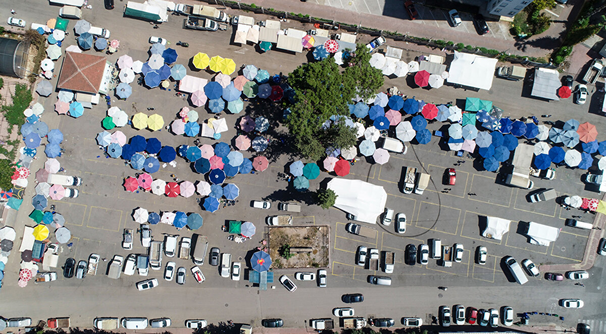 Üzerindeki işlemelerin bir bölümü hala duran tarihi kapının çevresine şimdilerde ise haftada 2 gün semt pazarı kuruluyor.