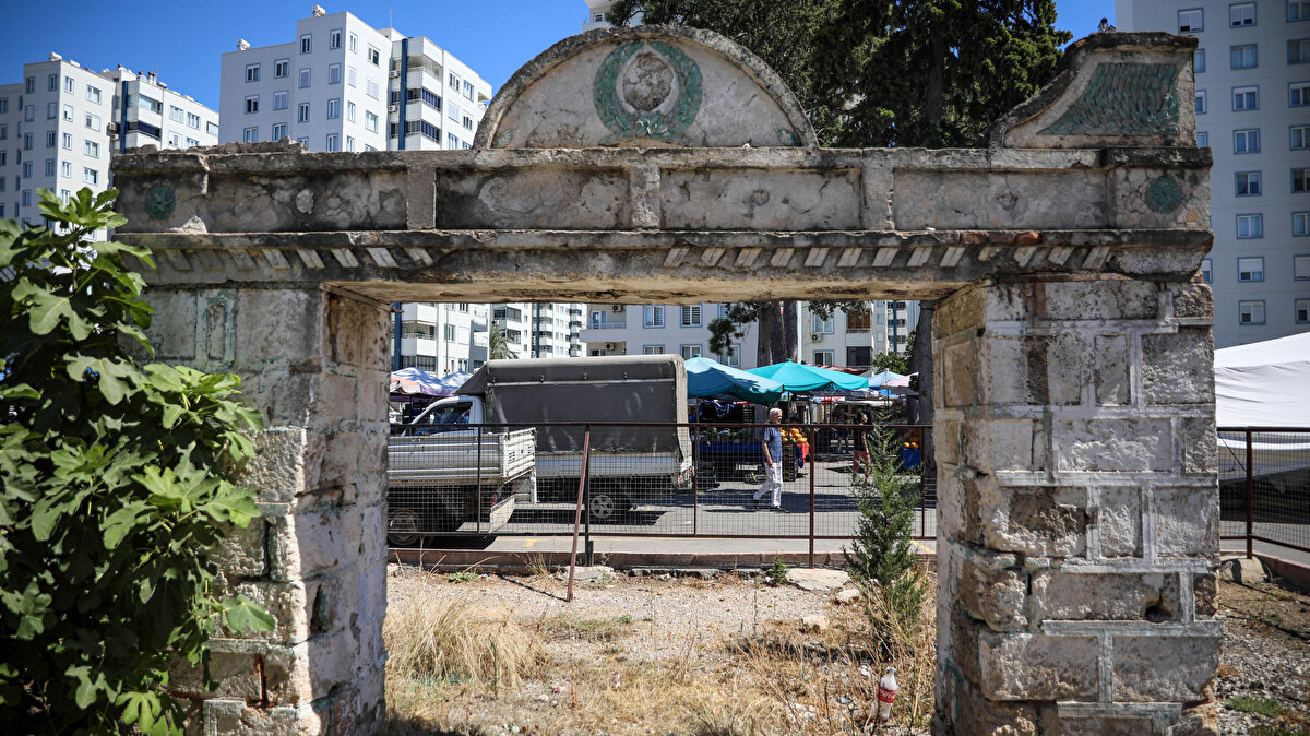 Narenciyeye önem veriyor çünkü Rusya'ya yaptırılan ağır sanayi fabrikaları portakal, mandalina göndererek yaptırıyoruz. Kapı hala hayatın içerisinde ayakta duruyor. Etrafında çocuklar geziyor, oyun oynuyor" dedi.<br>