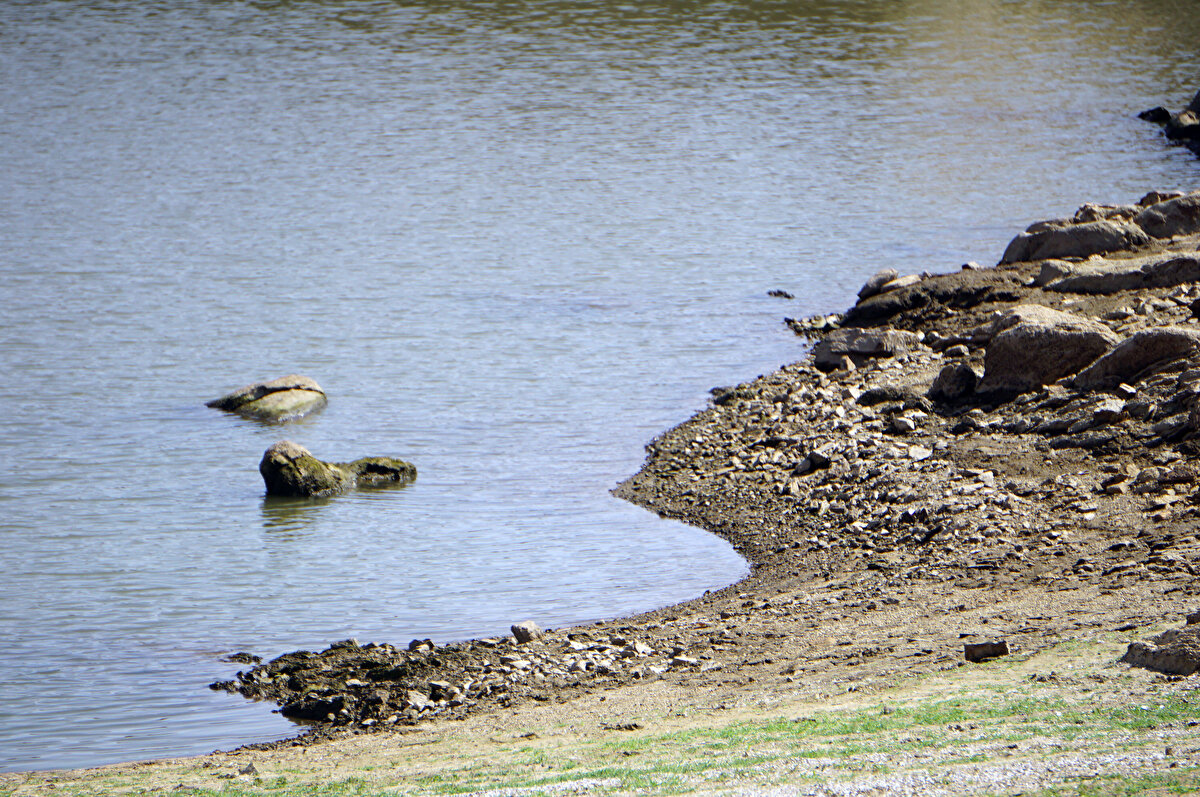 Yedek rezerv olarak Süloğlu Barajı ve Paşaçayırı mevkisinde 18 kuyu bulunduğunu belirten Gürkan, “Tabii bu şu demek değil, rezervlerimiz var ama bu suyu bolca kullanmak, israf etmek anlamına gelmiyor” dedi.<br>