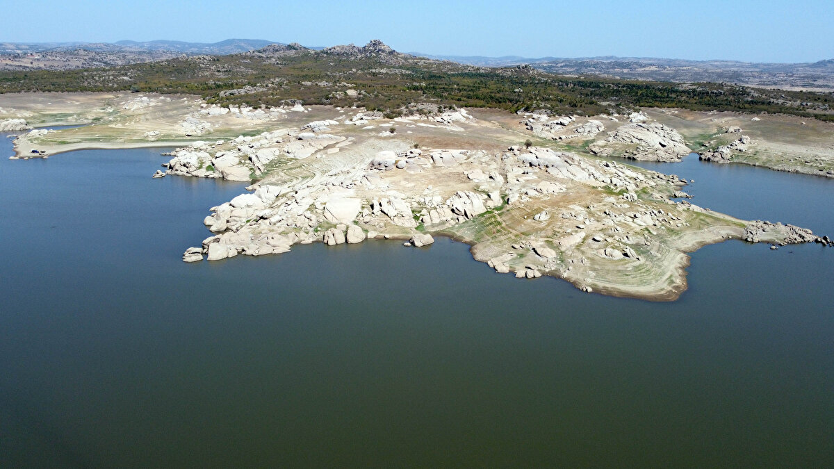 VATANDAŞA TASARRUF ÇAĞRISI<br><br>Vatandaşları suyu tasarruflu kullanmaya davet ettiklerini dile getiren Gürkan, Edirne’ye günde 50 bin ton su verdiklerini bir o kadar da atık su alarak geri toplayarak arıttıklarını anlattı.