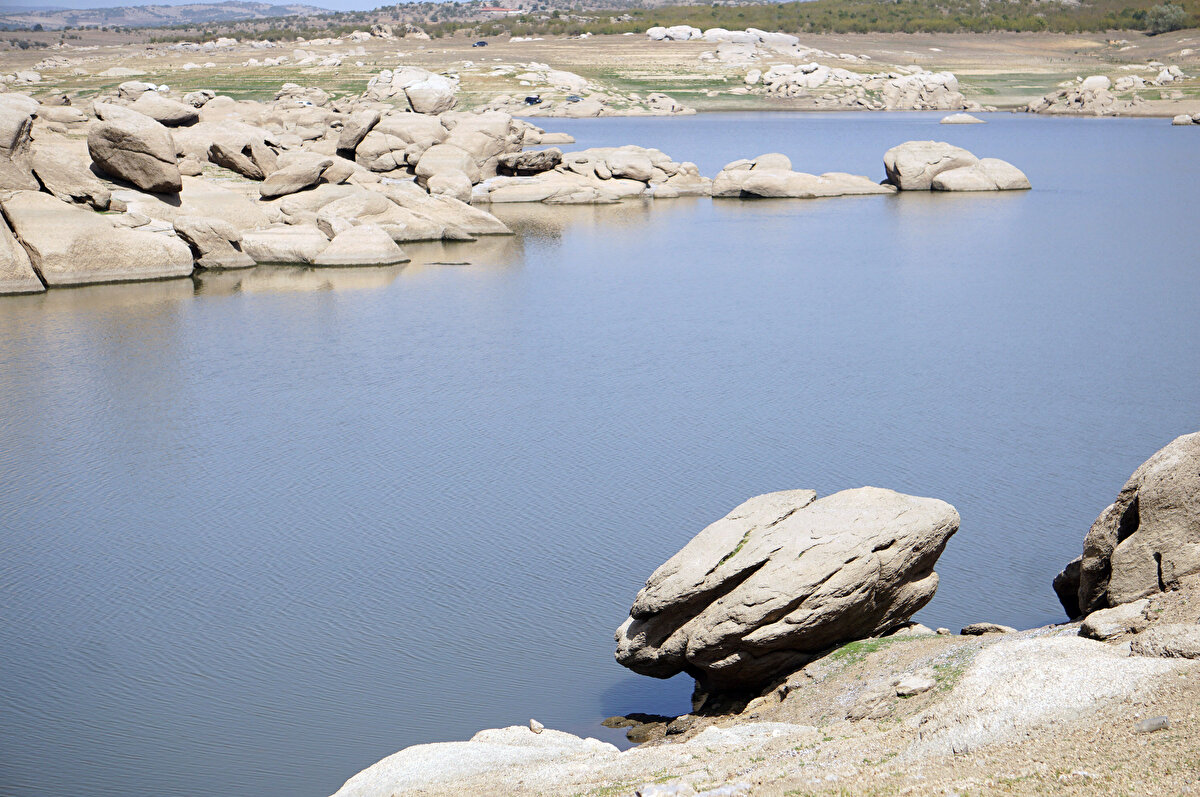 Kayalıköy Barajı’nın kentin en büyük su rezervi olduğu bilgisini paylaşan Gürkan, şunları kaydetti:<br><br>“Yaklaşık 150 milyon metreküp rezervi vardı Kayalıköy'ün ama gerek tarımsal sulamada kullanılması gerek bizim içme suyunda kullanmamız, bu yıl havaların da çok aşırı sıcak gitmesi nedeniyle buharlaşmadan dolayı bir azalma oldu. Zaten 3 milyon metreküpe düştüğünde biz oradan artık su almayı bırakıyoruz çünkü suyun içindeki mangan oranı yükseliyor. Suyun rengi değişiyor ama içeriğinde, kalitesinde bir değişiklik olmuyor.”<br>