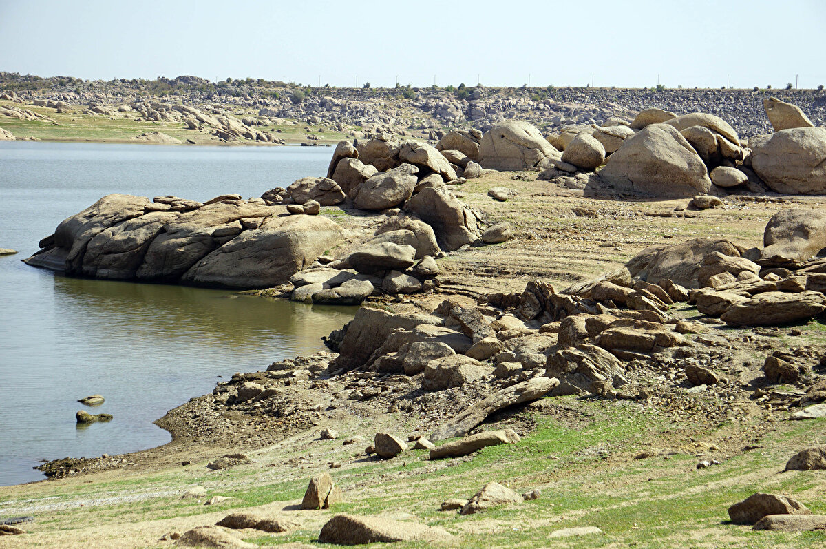 Mart ayında yüzde 36, ağustos ayında yüzde 20 olan barajın su seviyesi aşırı sıcaklık ve kuraklık nedeniyle bu ay daha da düştü.<br>