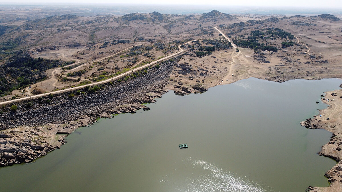 ÇEŞMELER İÇİN APARAT DAĞITILACAK<br><br>Çeşmeler için tasarruf aparatı dağıtacaklarını söyleyen Gürkan, “Edirne Belediyesi olarak geçen yıl 5 bin tane tasarruf aparatı dağıtmıştık. Şu anda temini yapılıyor bunu vatandaşlarımıza ücretsiz olarak dağıtacağız. Su hayat demek o yüzden hayatımıza sahip çıkalım.” diye konuştu
