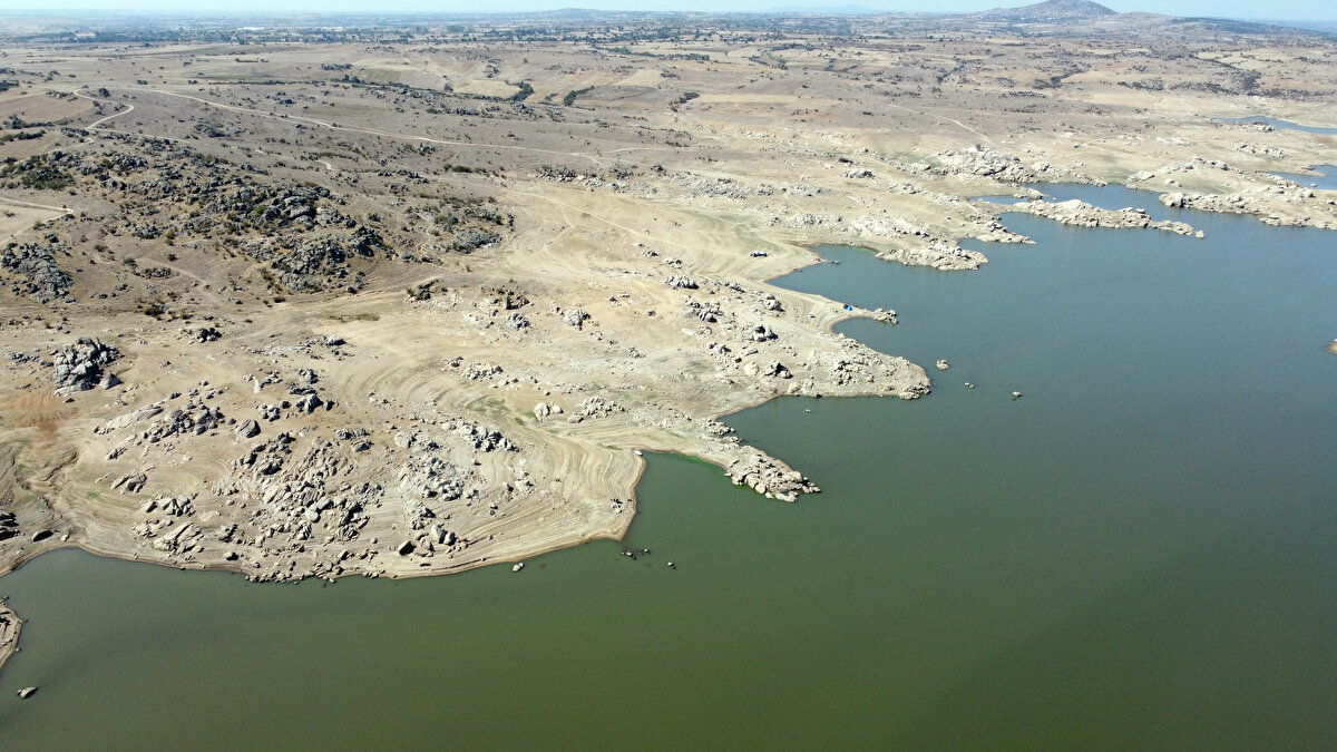 Yağışların olmaması durumunda sıkıntıların kapıda olduğunu vurgulayan Gürkan, “2 ay sonra yağışlar başlamazsa bir sonraki sezonda ciddi anlamda sıkıntılar yaşarız. Su kesintilerine gitmek zorunda kalırız. Planlı su kesintileri yapmak zorunda kalırız. Gereksiz su kullanımından, suyu kontrolsüz kullanmaktan acilen tüm vatandaşlarımızı vazgeçmeye çağırıyoruz.”<br>