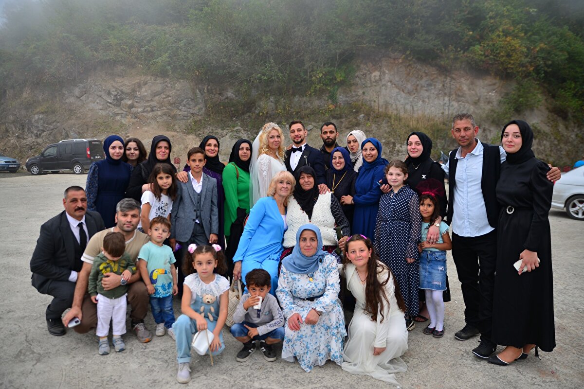 Ukrayna'daki savaş nedeniyle Maryna'nın Akçaabat'a yerleştiğini anlatan Aydın, "Evlilik kararı sonrasında kır düğünü yapmak istedik. Eşimin yakını olarak sadece annesi ve birkaç arkadaşı düğünümüze katılabildi. Ama biz onların kendilerini yalnız hissetmemesi için elimizden geleni yaptık." dedi.<br><br>