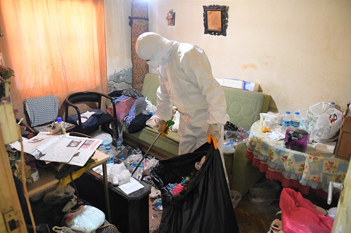 Sosyal Hizmetler ekibinin Erol ile yaptığı görüşme sonrası kadının evde 8 yıldır çöp biriktirdiği anlaşıldı.