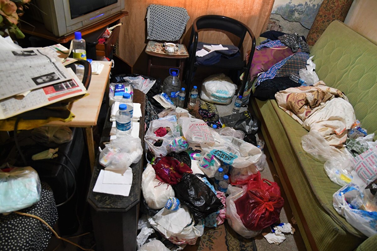 Durumun bildirilmesi üzerine harekete geçen Büyükşehir Belediyesi Zabıta Dairesi Başkanlığı ile Çevre Koruma Dairesi Başkanlığı ekipleri de çöp evi önce tamamen boşalttı. 2 kamyon çöp çıkan ev boşaltıldıktan sonra temizlenip, ilaçlandı. Necla Erol ise Aile Sosyal Hizmetler İl Müdürlüğü tarafından özel bir bakımevine yerleştirildi.<br>