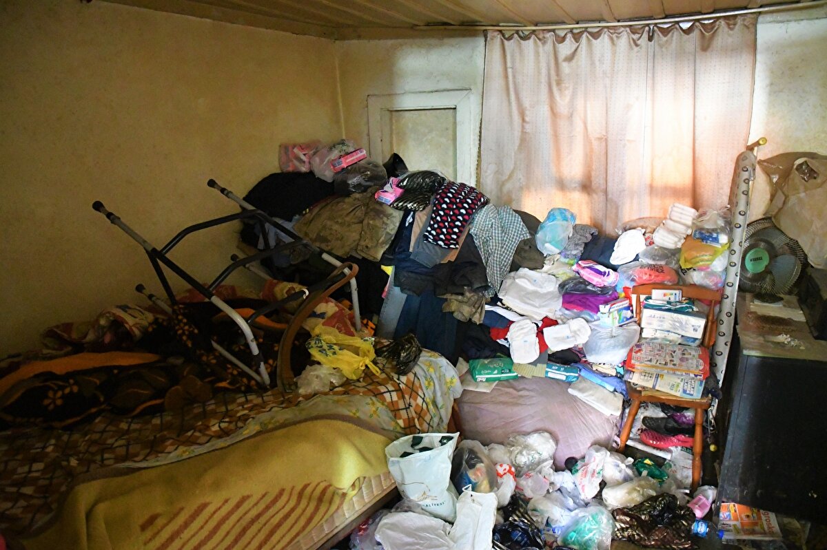 Necla Erol ile ilgili yapılan çalışma hakkında bilgi veren sosyal incelemeci Asrın Yurdaner ise "Necla Hanım'ın ihbarı bize ihtiyaç sahibi olarak geldi. Biz de ihbar üzerine inceleme yapmak üzere eve geldik. Eve geldiğimizde gördüğümüz manzara da bizi şok etti. Evin her yeri yığınla çöplerle dolduydu. Zabıta Daire Başkanlığımız ve Çevre Koruma Kontrol Dairesi Başkanlığı ekiplerimize durum bildirilerek önce Necla Hanım evden alındı. Ardından da temizlik ekipleri evdeki çöpü boşaltarak temizleyip ilaçladı. Sağlık sorunlarından dolayı kendi bakımını da yapmakta zorlanan Necla teyzemizi Aile ve Sosyal Hizmetler İl Müdürlüğü ekipleri tarafından özel bir bakımevine yerleştirdik" dedi.<br>