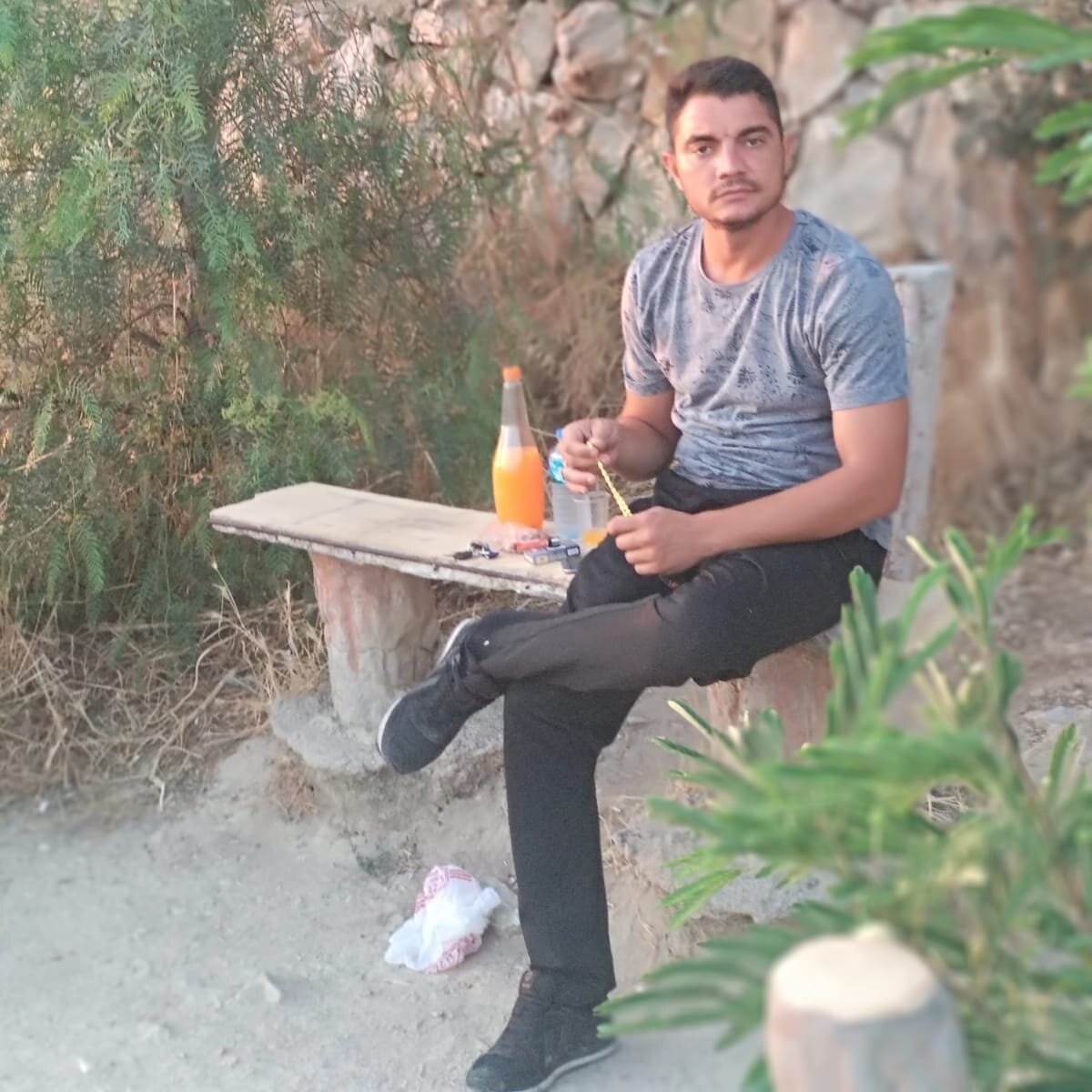 Kazayı gören çevredeki vatandaşlar durumu 112 Acil Çağrı Merkezine bildirdi. İhbar üzerine olay yerine sağlık, itfaiye ve polis ekiplerine bildirdi. Sağlık grevlisinin yaptığı kontrolde ağır yaralı olduğu belirlenen Beldek'in beline saplanan demir çubuk, itfaiye ekipleri tarafından kesildi. Demir bariyer parçası ile ambulansa bindirilen Beldek, Adnan Menderes Üniversitesi (ADÜ) Hastanesi'ne sevk edildi. Hemen ameliyata alınan Beldek'in hayati tehlikesinin bulunduğu bildirildi. <br><br>Kaza ile ilgili başlatılan soruşturma sürüyor.