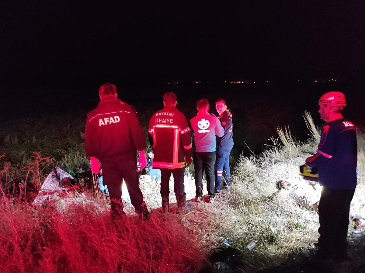 O.G. yönetimindeki 02 AAS 719 plakalı yolcu otobüsü ile E.K. idaresindeki 19 AE 823 plakalı otomobil çarpıştı. 