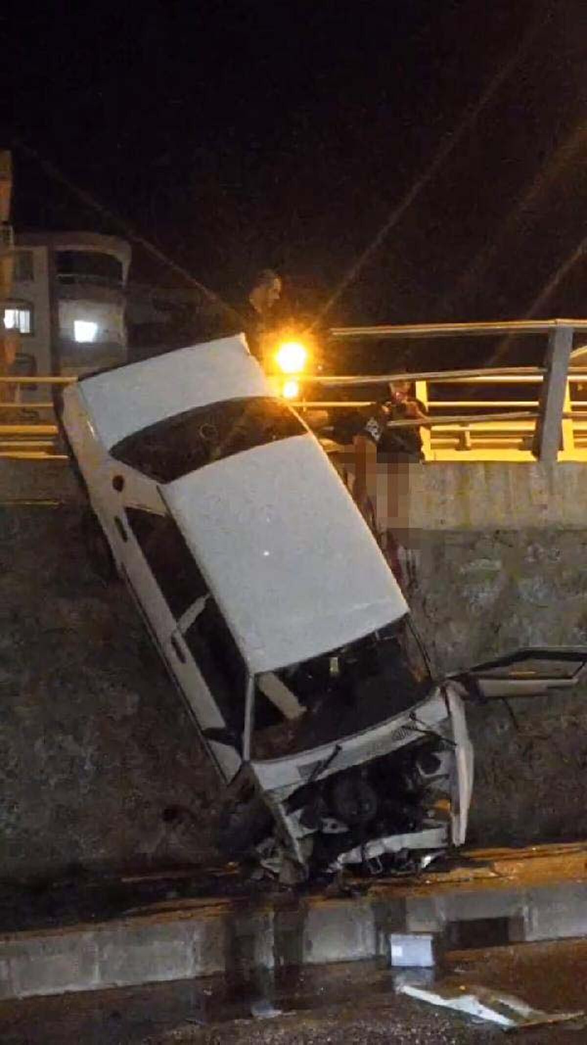 Çarpışmanın şiddetiyle demir bariyerleri kıran otomobil 4 metre yükseklikten alt yola düşerek asılı vaziyette kaldı. Kaza sırasında sürücü koltuğundan fırlayan Beldek'in beline ise demir bariyer saplandı.