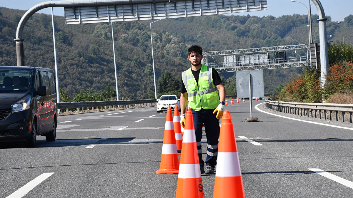Söz konusu kesim (Bolu Tüneli dahil), tünel portallarının çelik konstrüksiyon olarak Kaynaşlı yönünde uzatılması ve 3 viyadükte 5 derz değişimi yapılması amacıyla, saat 11.00 itibariyle 9 Kasım saat 17.00’ye kadar trafiğe kapatıldı.<br><br>
