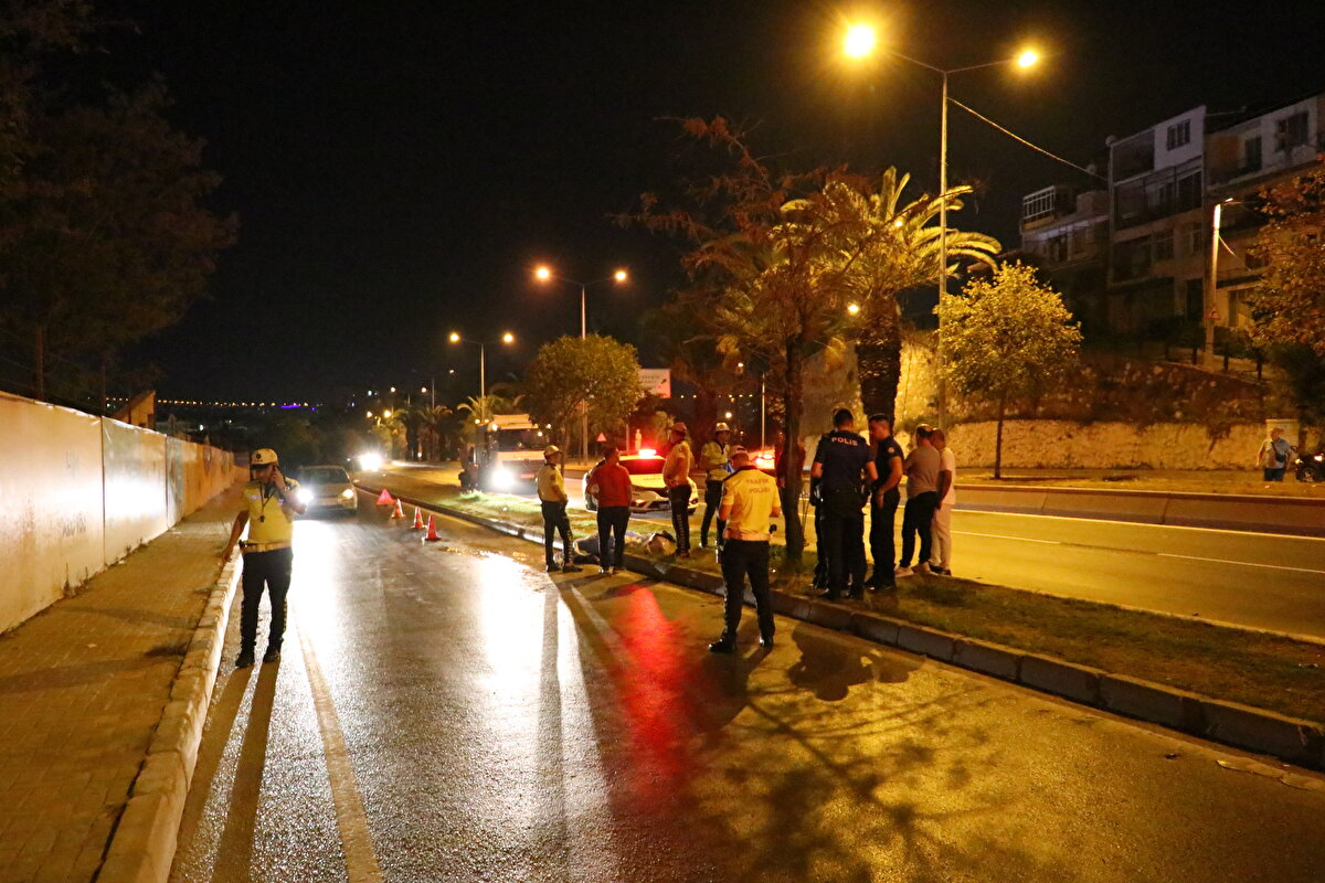 İzmir'in Konak ilçesinde kız arkadaşıyla buluştuktan sonra evine giden Ahmet Mustafa Yıldırım'ın kullandığı motosiklet, Halide Edip Adıvar Caddesi'nde refüje çarptı.