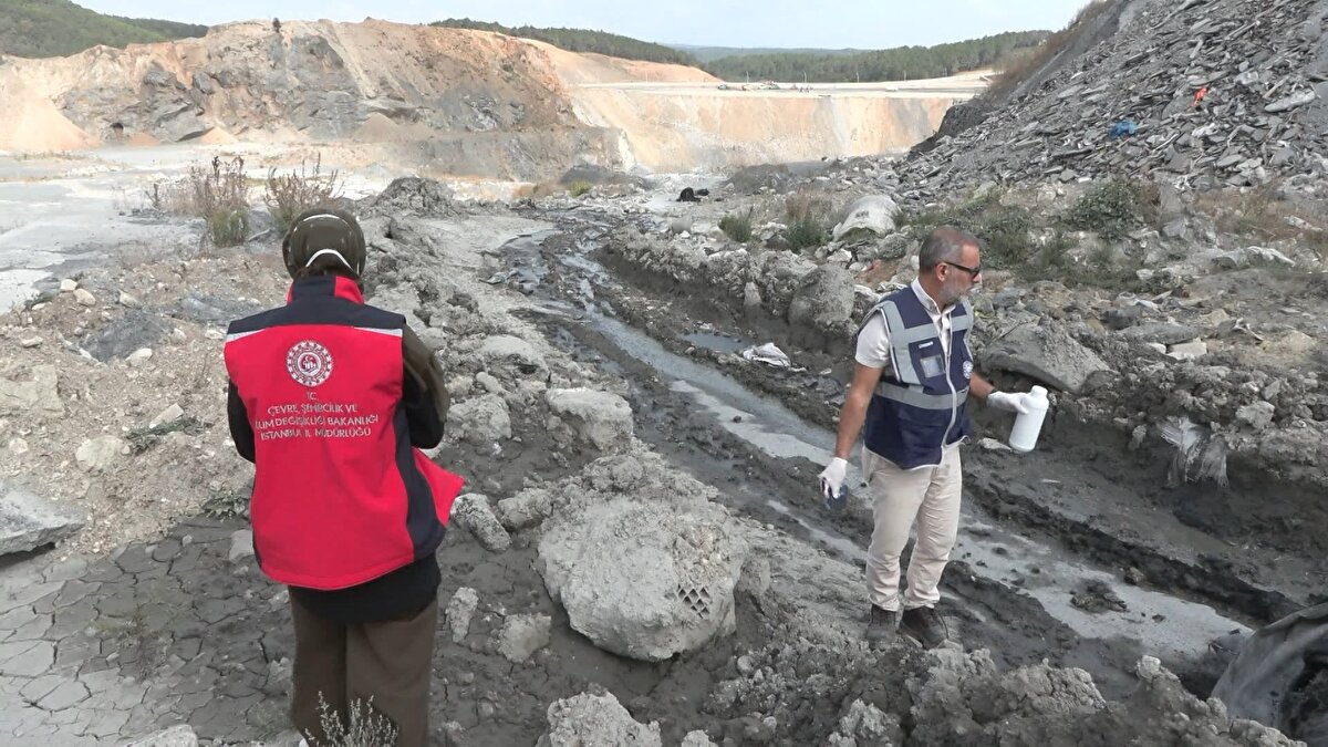 Etrafa yayılan kokudan rahatsız olan çevredekiler, durumu belediye ile Çevre, Şehircilik ve İklim Değişikliği Bakanlığı'na bildirdi. <br>Bakanlığa bağlı ekipler, ihbar üzerine atığın bulunduğu alana geldi.