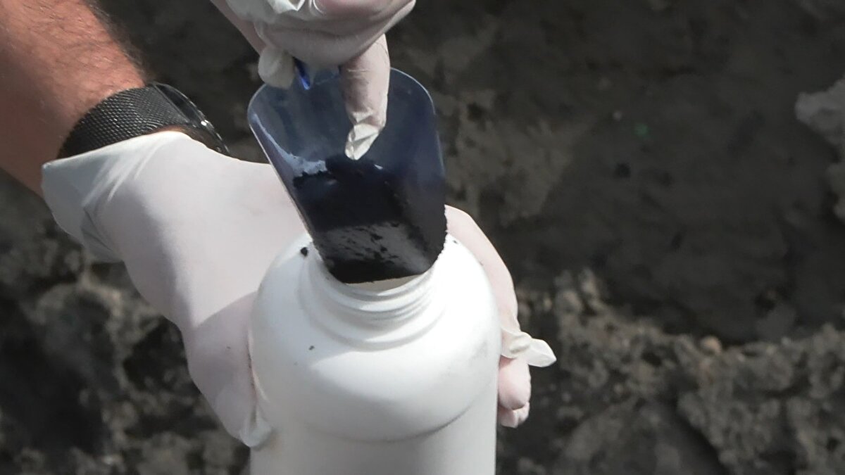 Ekipler, su birikintisi ve kimyasal atığın bulunduğu çuvaldan inceleme yapmak için numune aldı. Öte yandan kimyasal atığın yanında alana kaçak hafriyat döküldüğü görüldü.