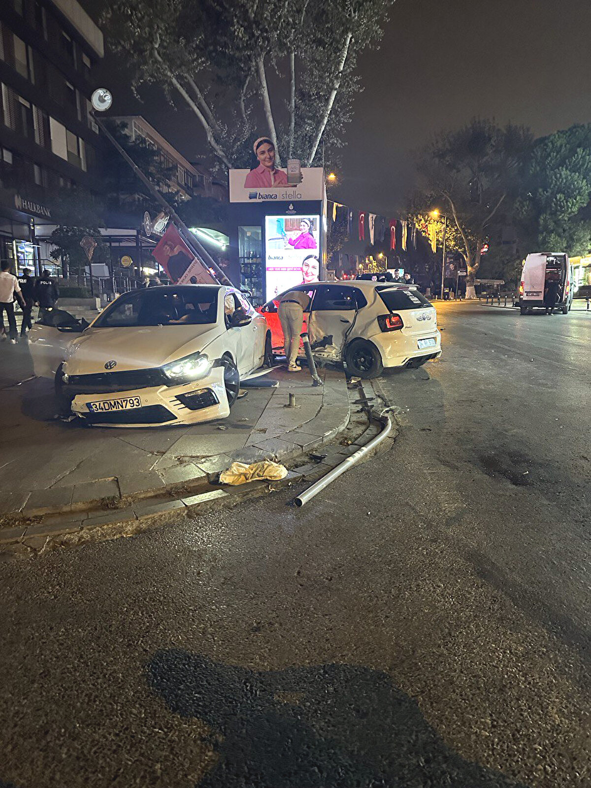 Çarpmanın etkisiyle yolda savrulan araçlar kaldırıma çıktı. Ercan Güzel’in kullandığı otomobil ise aydınlatma direğine vurarak durabildi.