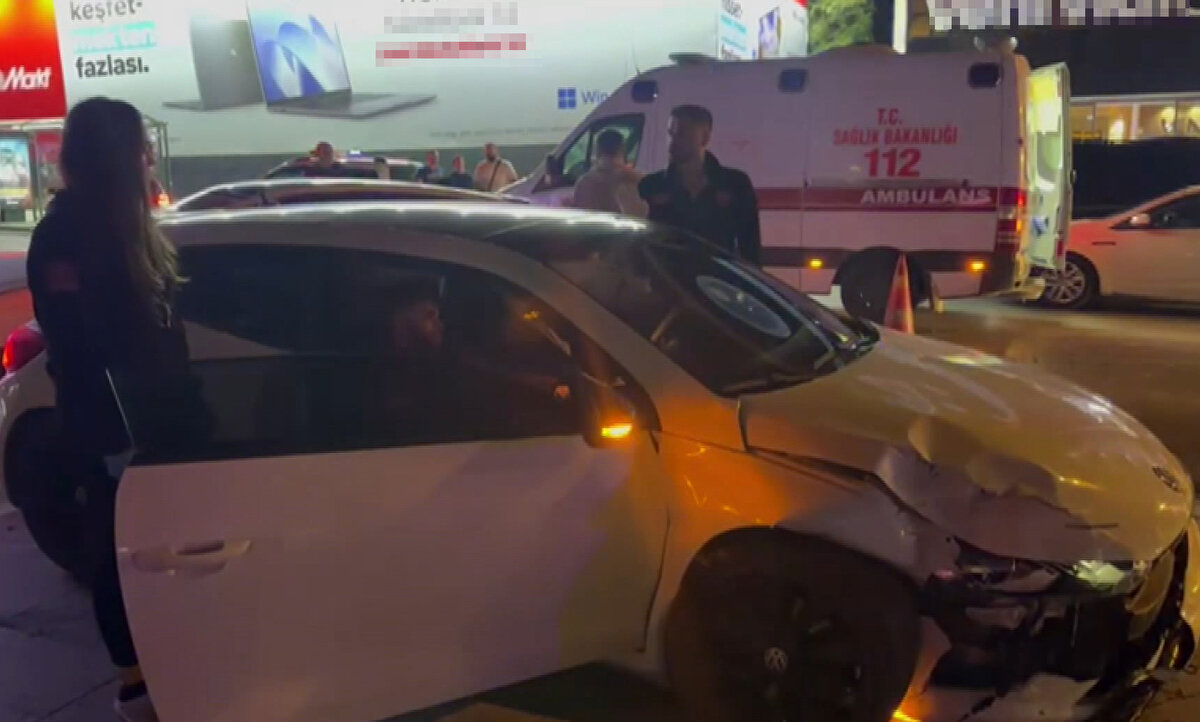 İddiaya göre, Emirhan Kaya’nın kullandığı 34 DMN 793 plakalı otomobil, aynı yönde ilerleyen Ercan Güzel yönetimindeki 34 GU 9799 plakalı otomobile çarptı.