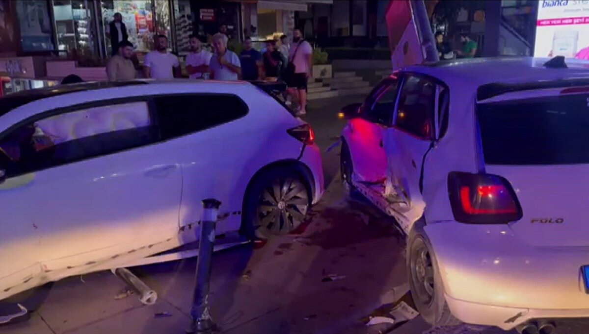 Kazada, sürücü Ercan Güzel ile diğer otomobilin sürücüsü Emirhan Kaya ve yolcu koltuğunda oturan Mikail Üstünsoy yaralandı.