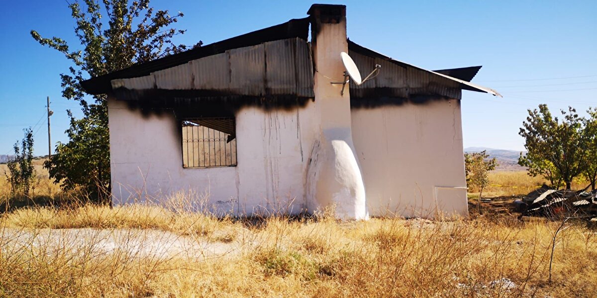 Divriği ilçesine bağlı Yuva köyünde Ahmet ve Çiçek Gözübüyük çiftine ait evde gece saatlerinde henüz belirlenemeyen nedenle yangın çıktı. Kısa sürede büyüyen alevler evi sardı. 