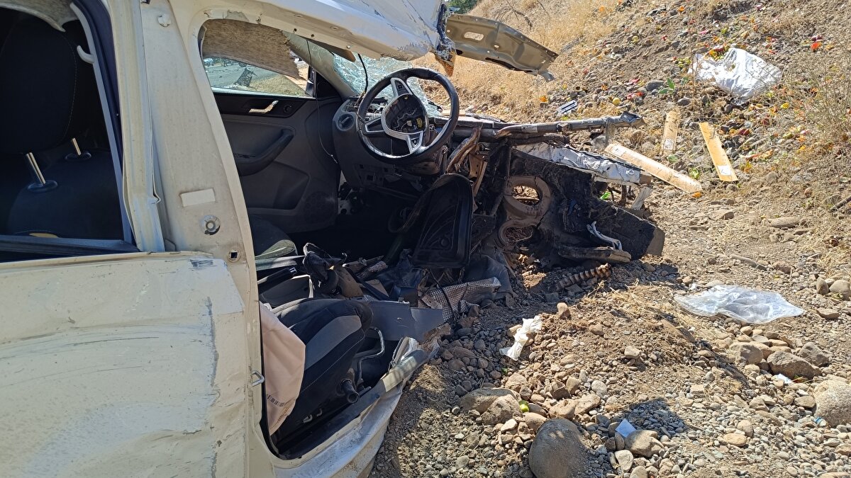 Kaza, saat 12.00 sıralarında, Bingöl- Genç kara yolunda meydana geldi.