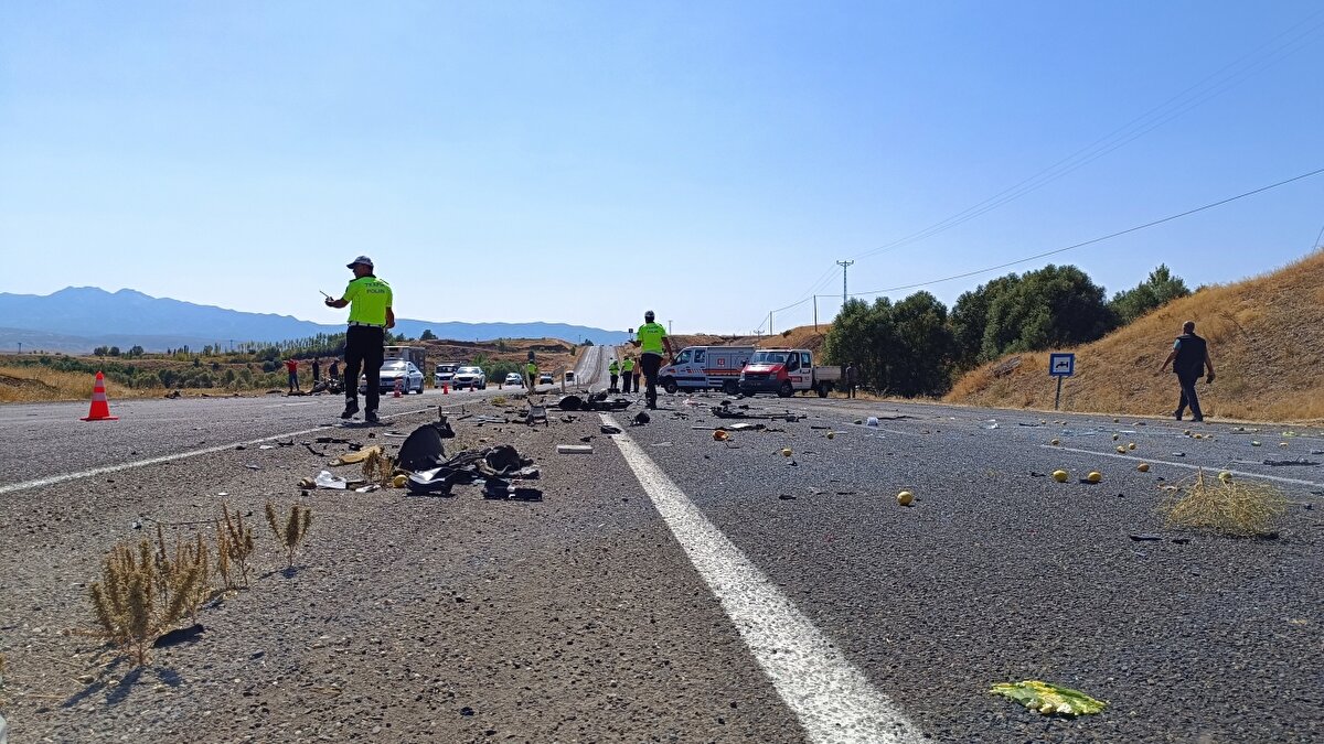 Kazada, her 2 aracın da ön aksamları parçalandı. İhbarla kaza yerine sağlık, polis ve jandarma ekipleri sevk edildi.