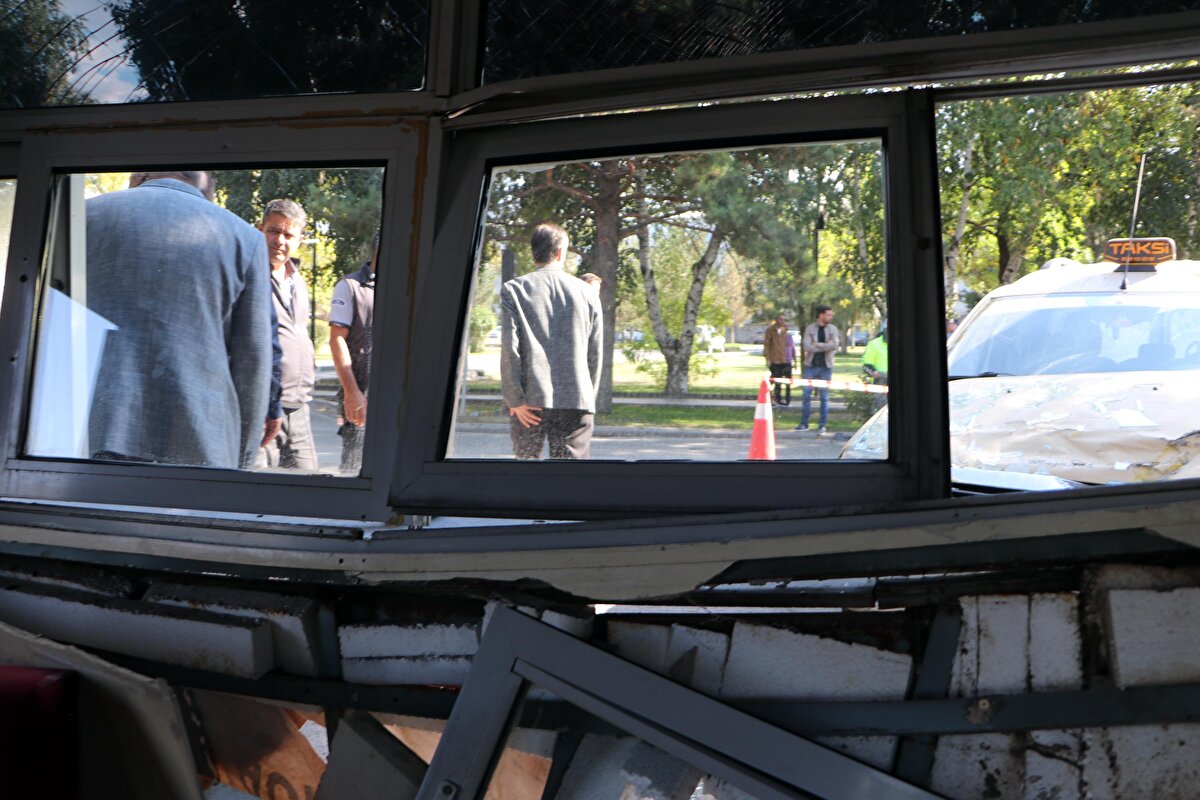 Sürücüsünün direksiyon kontrolünü kaybettiği taksi, Atatürk Üniversitesi'nin ana giriş noktasındaki güvenlik birimine girdi. İçerideki 4 özel güvenlik görevlisi, çeşitli yerlerinden hafif yaralandı. Yaralılar hastaneye kaldırılırken, taksi çekiciyle götürüldü. <br>Polis, kazayla ilgili tutanak tutup, soruşturma başlattı.