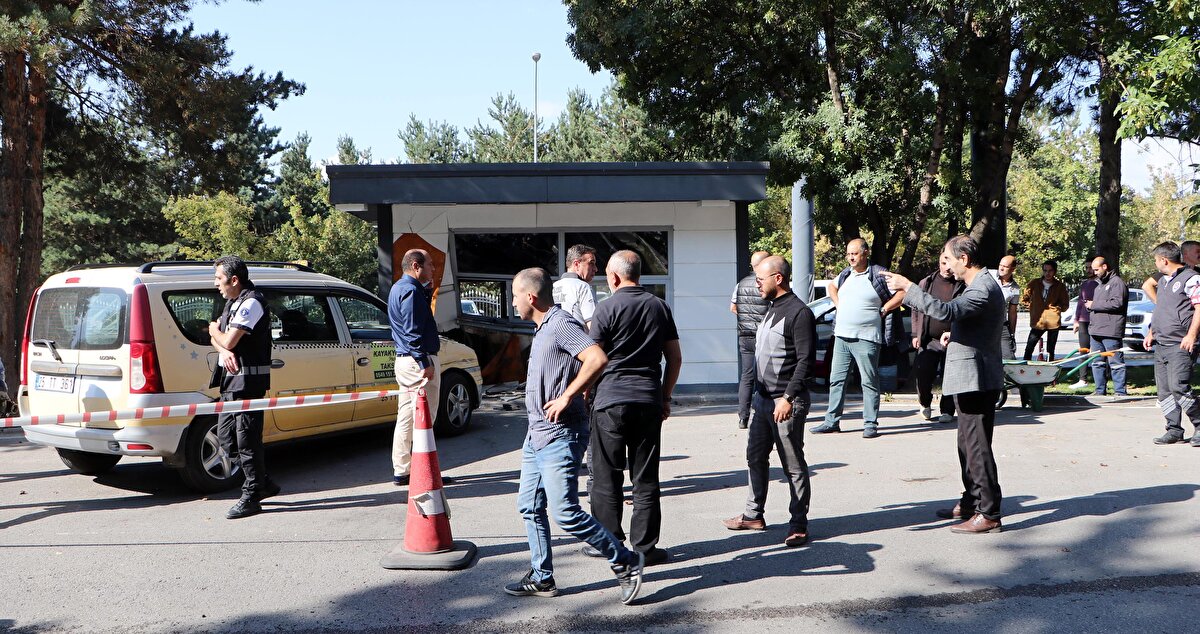 Kaza, saat 14.00 sıralarında, Yakutiye ilçesinde Atatürk Üniversitesi kampüsünde meydana geldi. Rektörlük tarafından çıkış noktasına giden taksinin sürücüsü Taha Kılıç, aniden önüne çıkan hafif ticari araçtan kaçmak isterken, park halindeki başka hafif ticari araca çarptı.