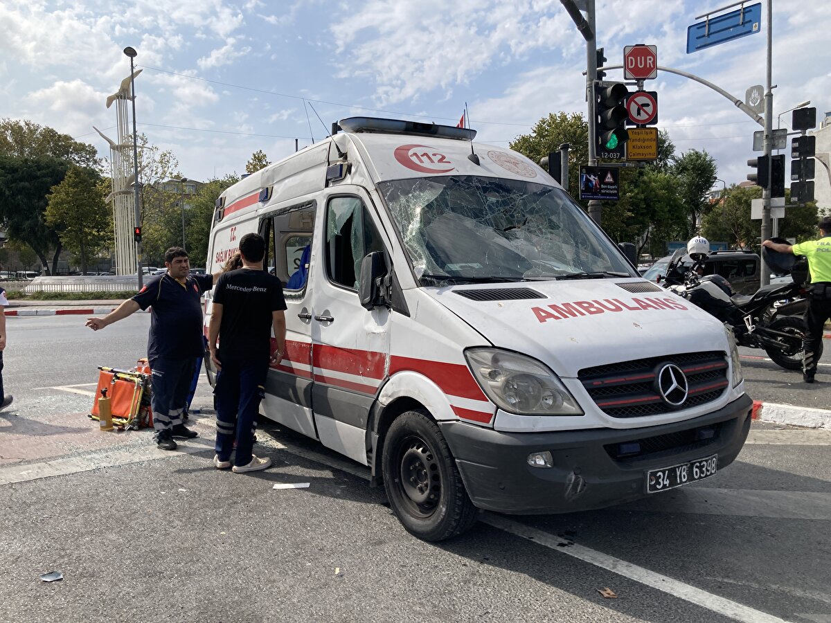 Yaralılar, ambulansla hastaneye kaldırılırken otomobilin sürücüsü Hamza B. ile yanındaki Mesude B. kazayı yara almadan atlattı.<br><br>Hamza B, yeşil ışıkta hareket ettiğini, o sırada ambulansın geldiğini görmediğini söyledi. Kaza nedeniyle aksayan trafik, ambulansın kaldırılmasının ardından normale döndü.<br>