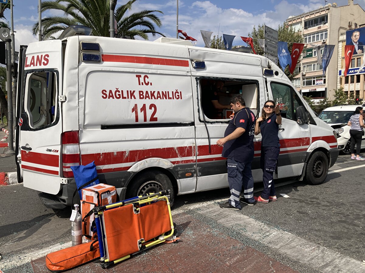 Vatan, Akdeniz ve Oğuzhan caddelerinin kesiştiği kavşakta, 34 YP 9235 plakalı otomobil, hasta taşıyan ambulansa yan taraftan çarptı. Çarpmanın etkisiyle devrilen ambulanstaki 2 sağlık personeli ile hasta yaralandı.<br><br>Haber verilmesi üzerine olay yerine sağlık ve polis ekipleri sevk edildi.<br><br><br>