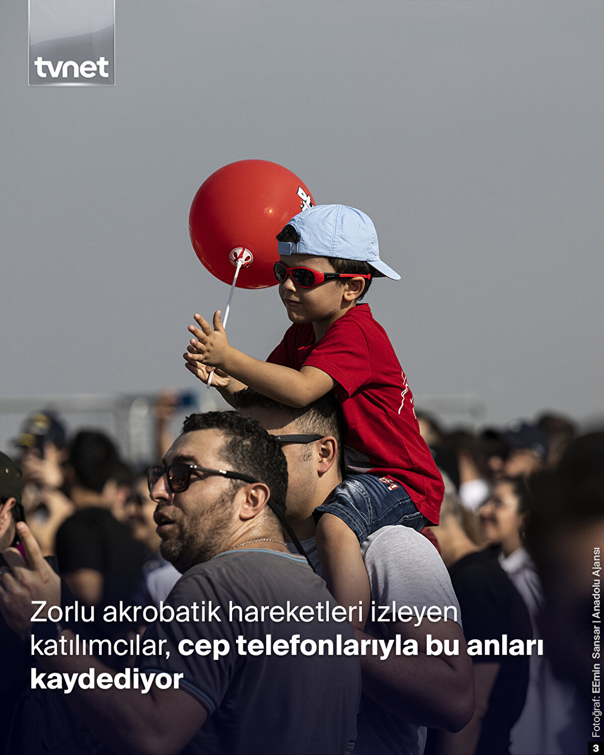 Zorlu akrobatik hareketleri izleyen katılımcılar, cep telefonlarıyla bu anları kaydediyor