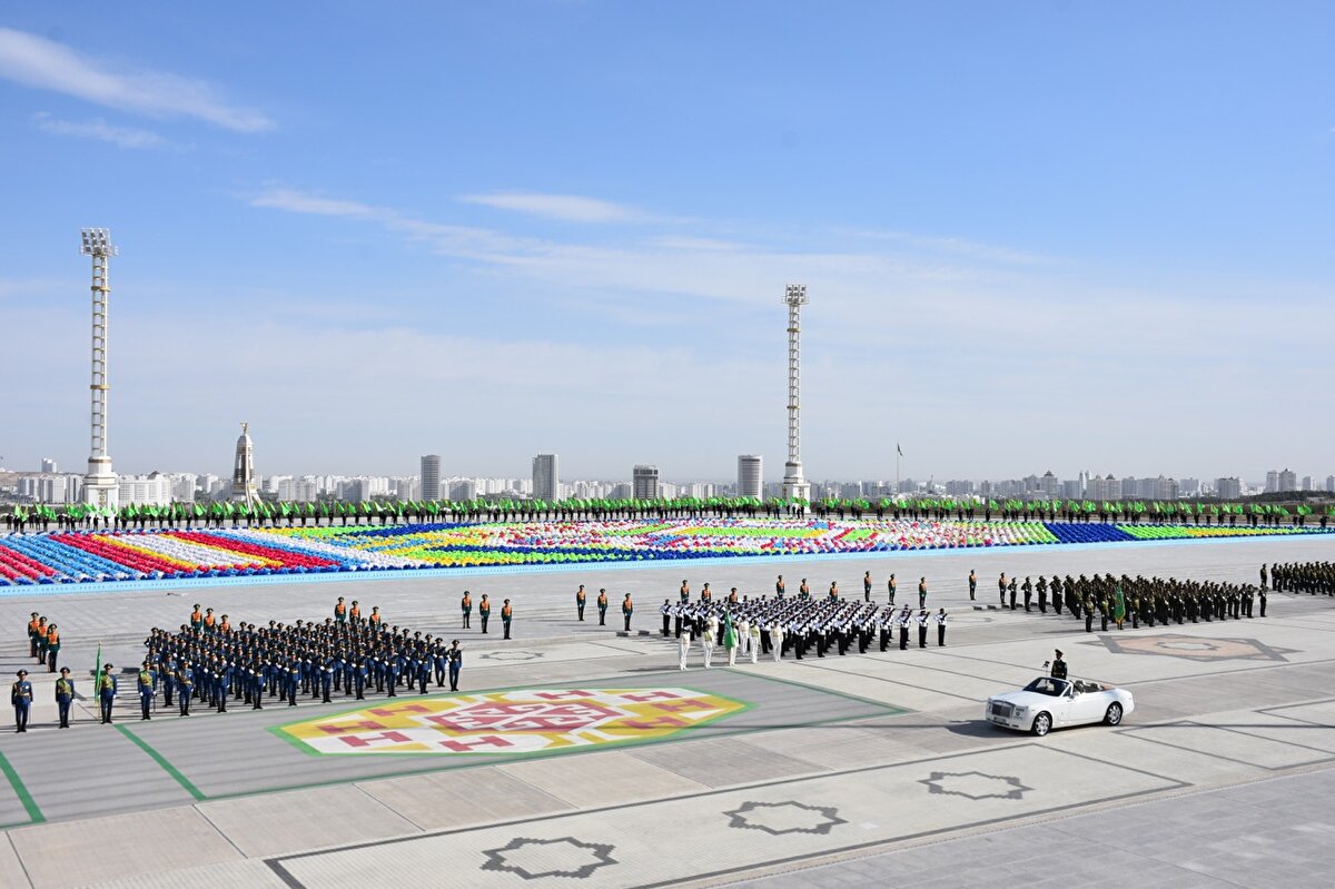 Askeri geçit töreni, ülkenin milli marşının okunmasıyla başladı.