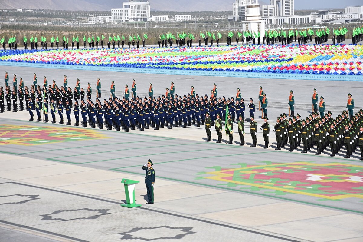 Bayraktar TB2'nin de aralarında yer aldığı Türkmenistan silahlı kuvvetleri envanterindeki bazı silahların sergilendiği törende, askerler yaptıkları gösteriyle alkış aldı.