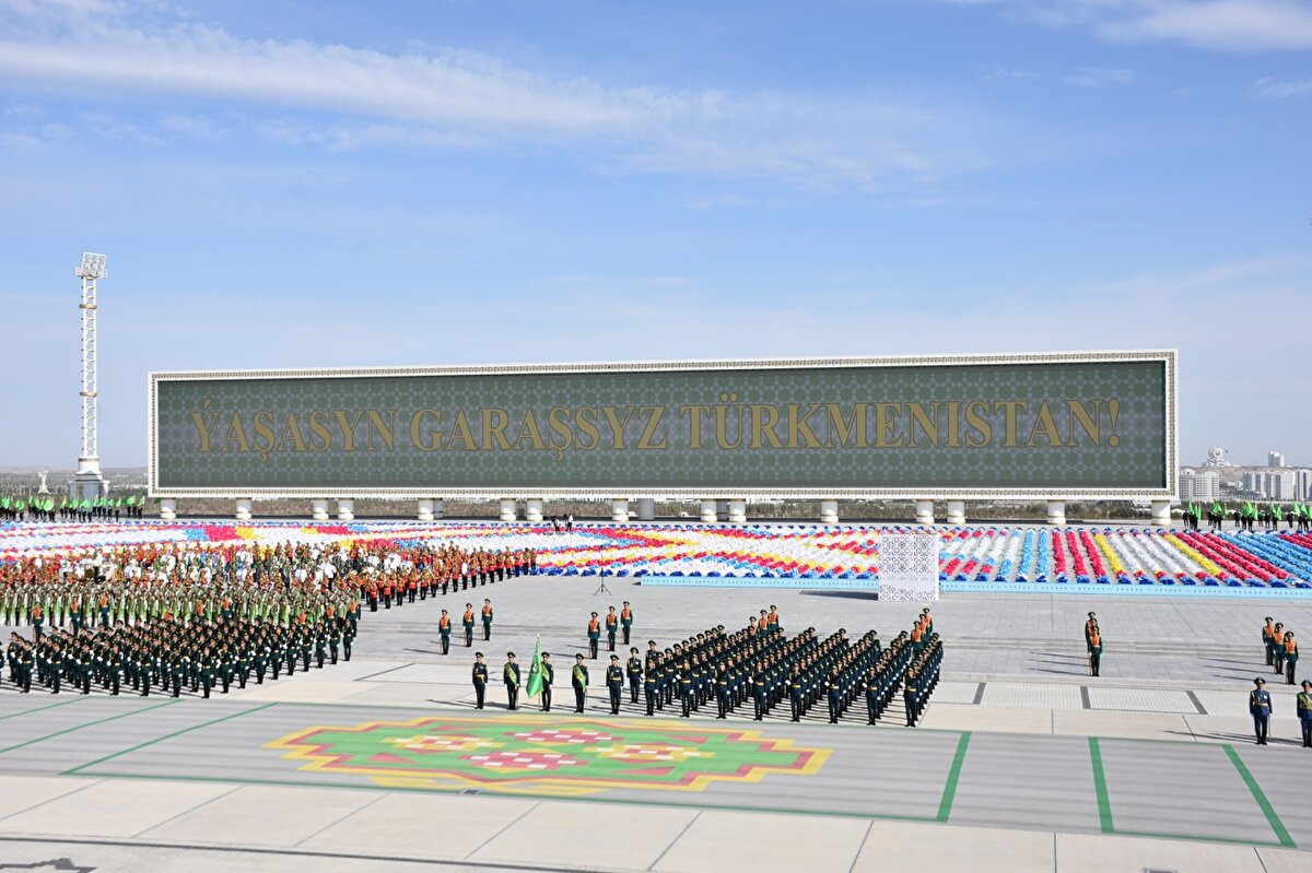 Başkent Aşkabat'taki Devlet Tribünü Kompleksi'nde düzenlenen törene, Devlet Başkanı Serdar Berdimuhamedov'un yanı sıra askeri ve kolluk kuvvetleri komutanları, Bakanlar Kurulu üyeleri, diplomatik temsilciler, televizyon ve gazetelerin genel yayın yönetmenleri, rektörler, yerel ve yabancı yayın kuruluşu temsilcileri ile çok sayıda davetli katıldı.