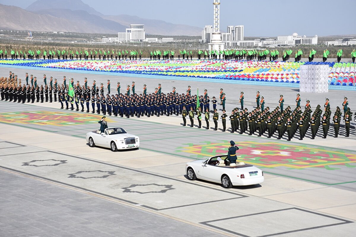Helikopterler ve savaş uçakları da tören alanı üzerinde uçuş gerçekleştirdi.