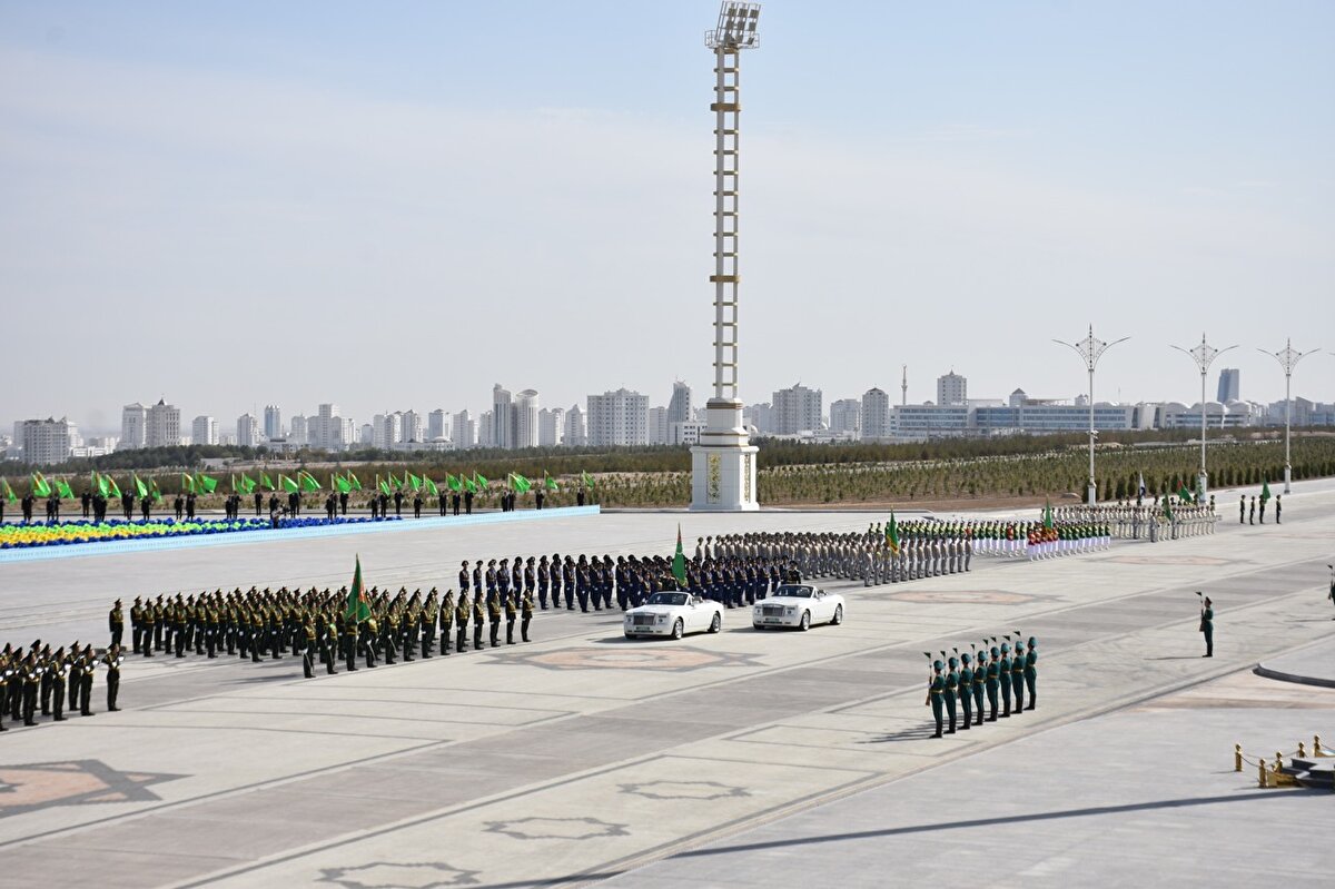 Geçit töreninde ünlü "Galkynyş" milli at binicilik grubu da yer aldı.