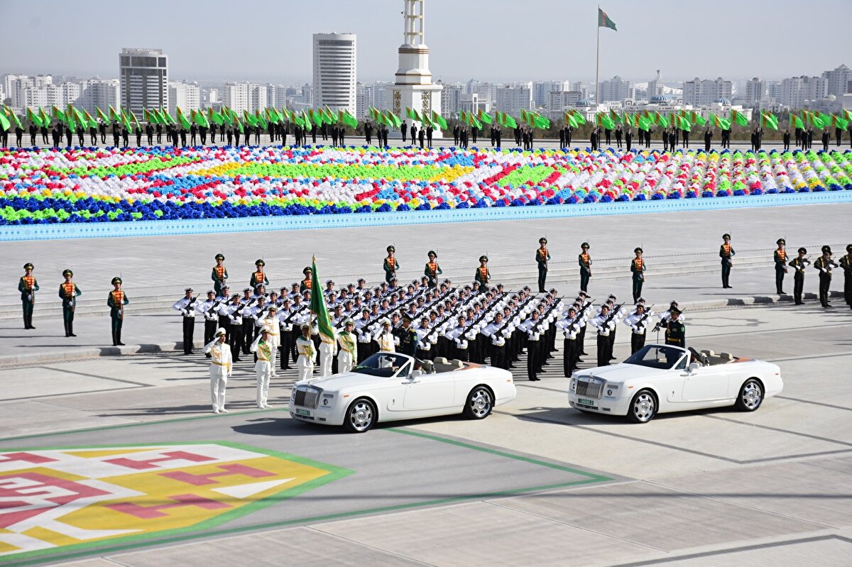 Törende, Türkmenistan liderine bağımsızlığın 32. yıl dönümü münasebetiyle Bakanlar Kurulu üyelerince 2020 doğumlu "Arkalı" isimli "Ahal Teke" atı hediye edildi.